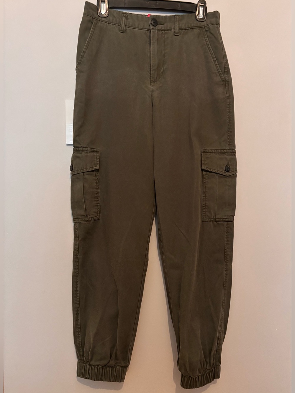 JJXX Women’s Cargo Military Pant Army. Cargo pockets and elastic hem. Size S